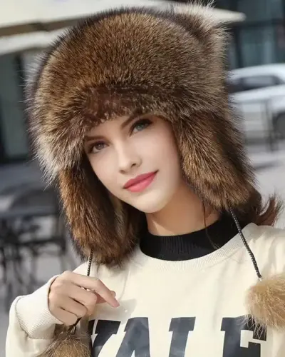 Шапка для женщин с меховым хвостом енота