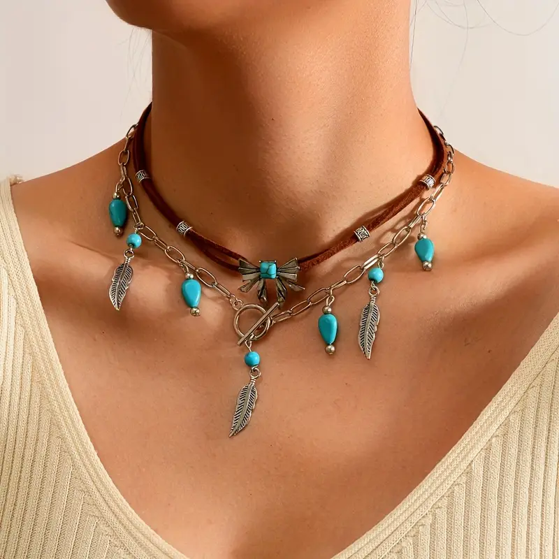 Намисто з підвіскою у формі листа