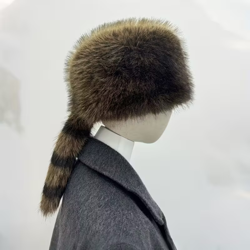 Реалістична шапка із хвостом єнота