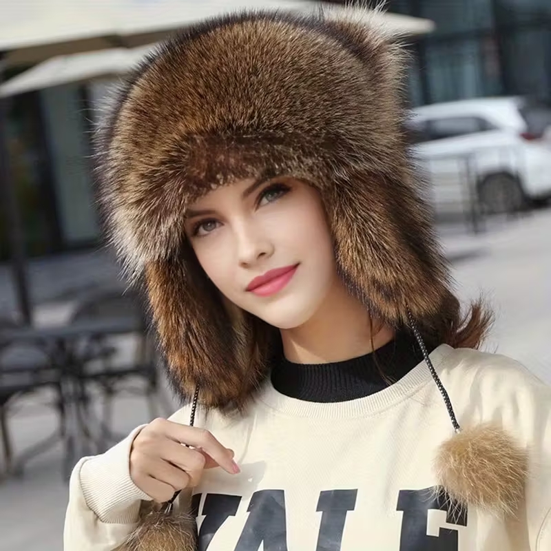 Шапка для жінок з хутряним хвостом єнота