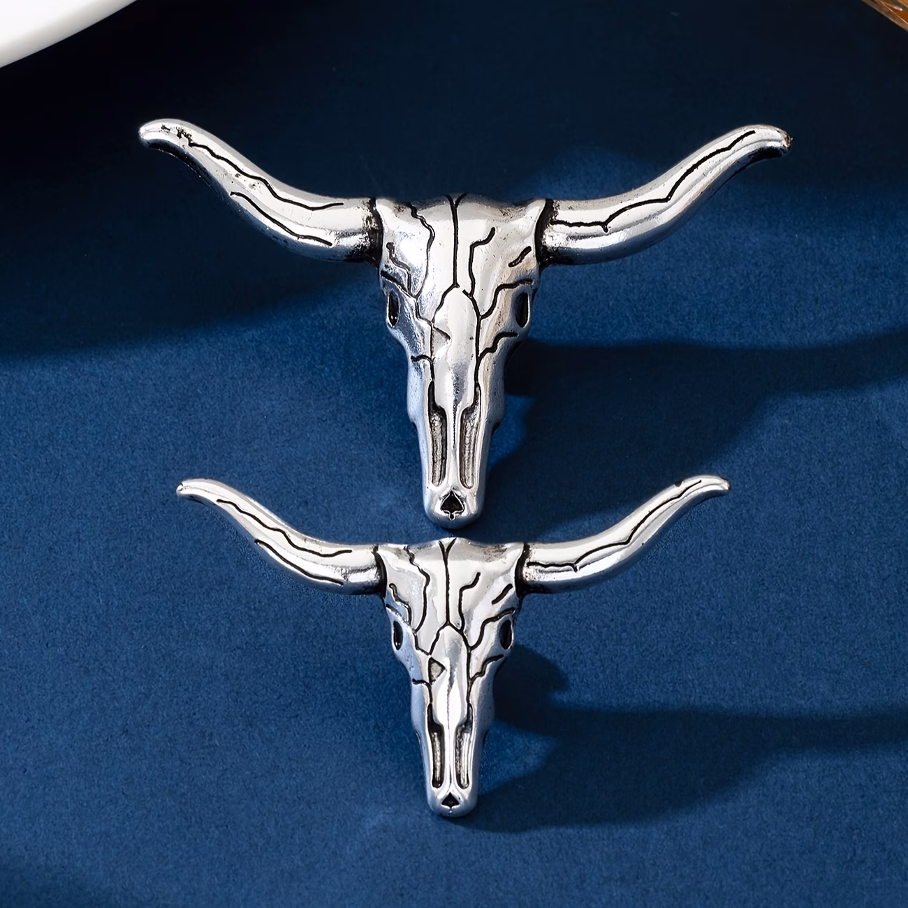 Стильна брошка у вигляді голови бика